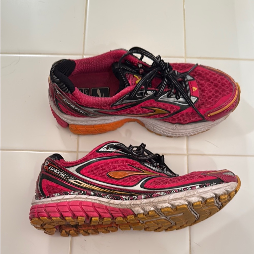Brooks Women's Pink GHOST 7 Running Shoes - size 6